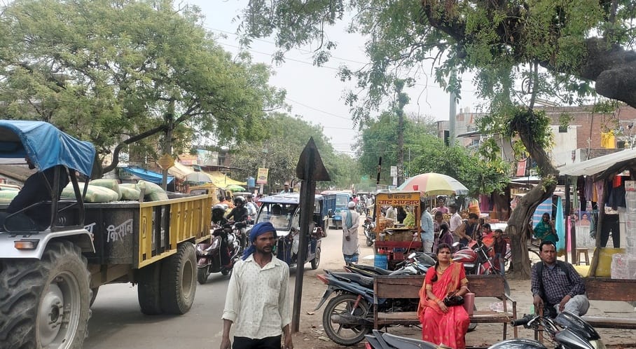 Handcarts are being set up in no-vending zones, increasing traffic jams.