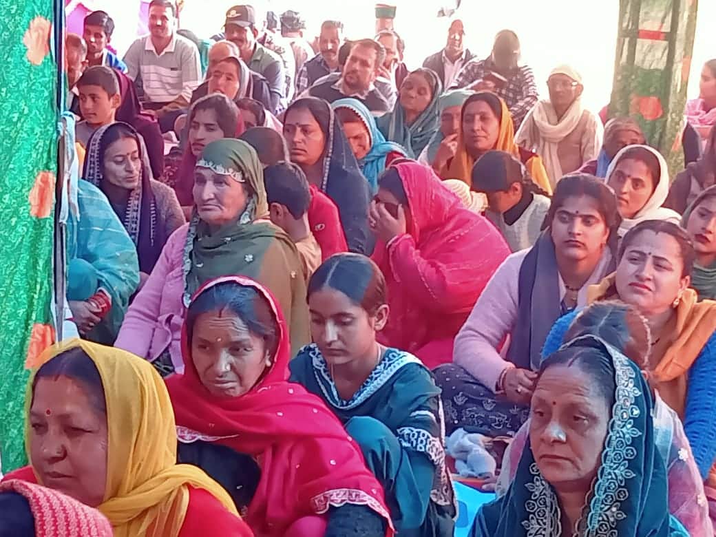 स्वांगांव में आयोजित श्रीमदभागवत कथा में उपस्थित महिलाएं। संवाद