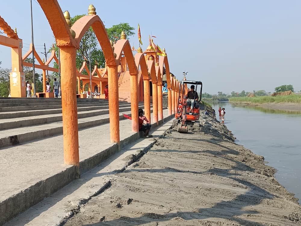 सेवरही में छठ घाट की सफाई करते सफाईकर्मी।स्रोत-सोशल मीडिया