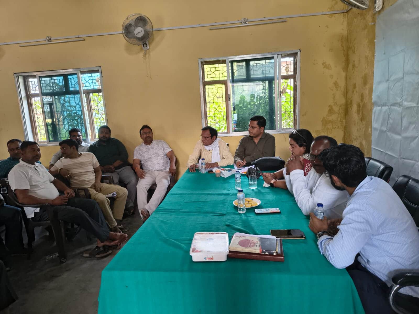 सेवरही नगर पंचायत में टैक्सी स्टैंड की नीलामी प्रक्रिया में भाग लेते लोग।स्रोत-सोशल मीडिया