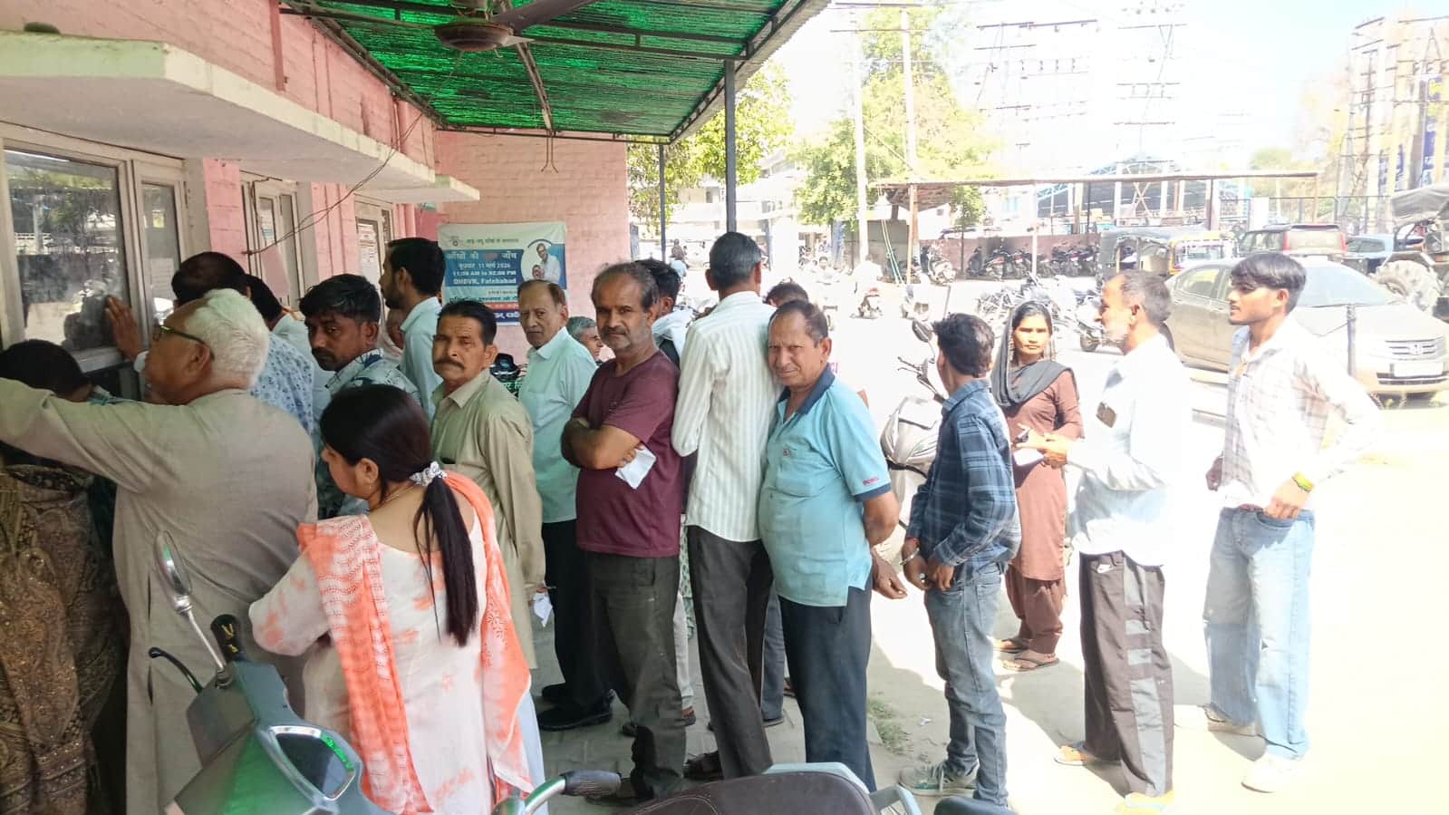 शहर के बिजली निगम के कार्यालय में बिल जमा करवाते उपभोक्ता। संवाद