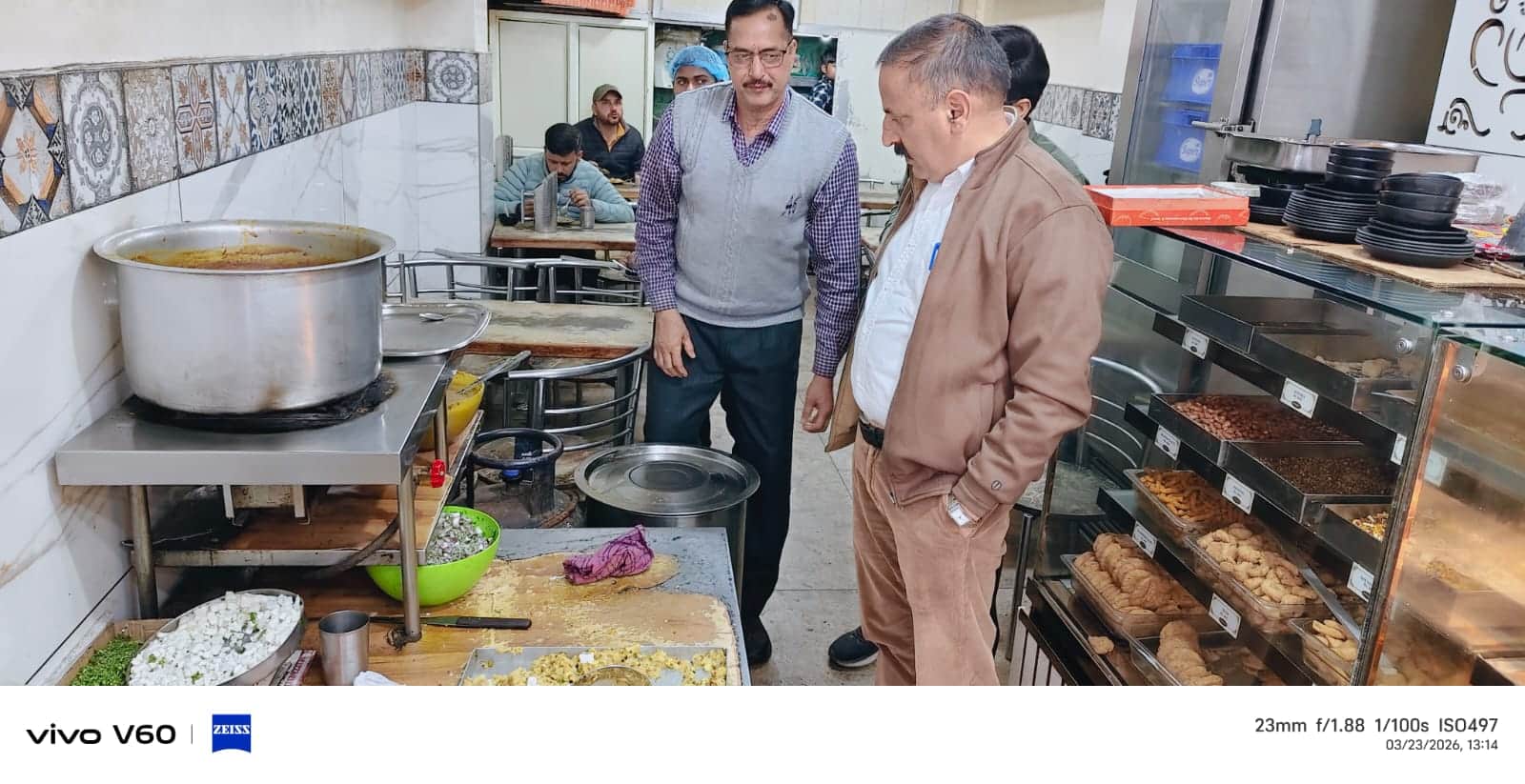 शहर में घरेलु गैस को लेकर होटलों और ढाबों में औचक निरीक्षण करते डीएफएससी। संवाद