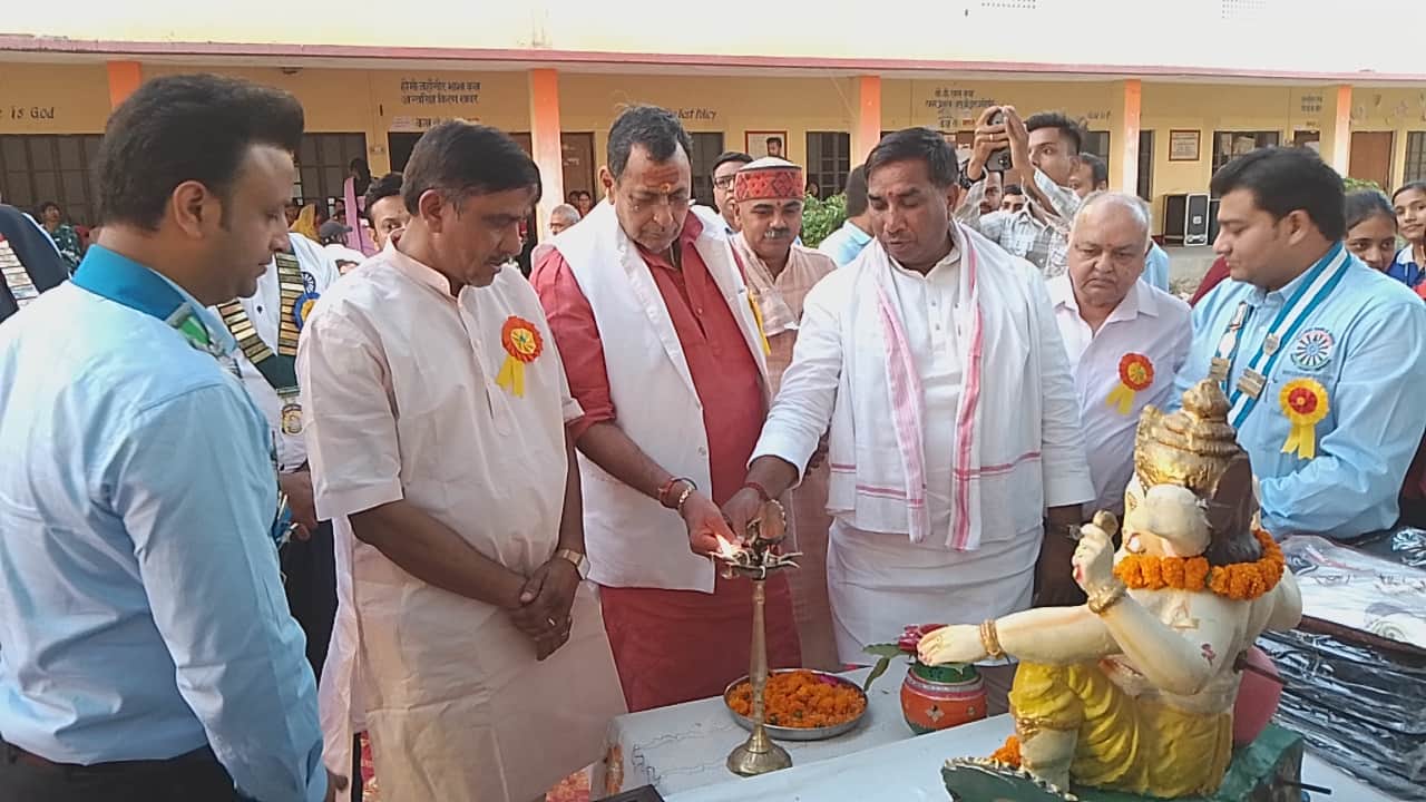 शहरनामा की फोटो---मिर्जापुर राउंड टेबल 336 की तरफ से आयोजित कार्यक्रम में दीप प्रज्जवलित करते म