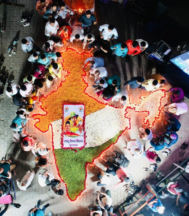 Tribute paid to the martyrs by organising a grand festival of lights at Shaheed Chowk.