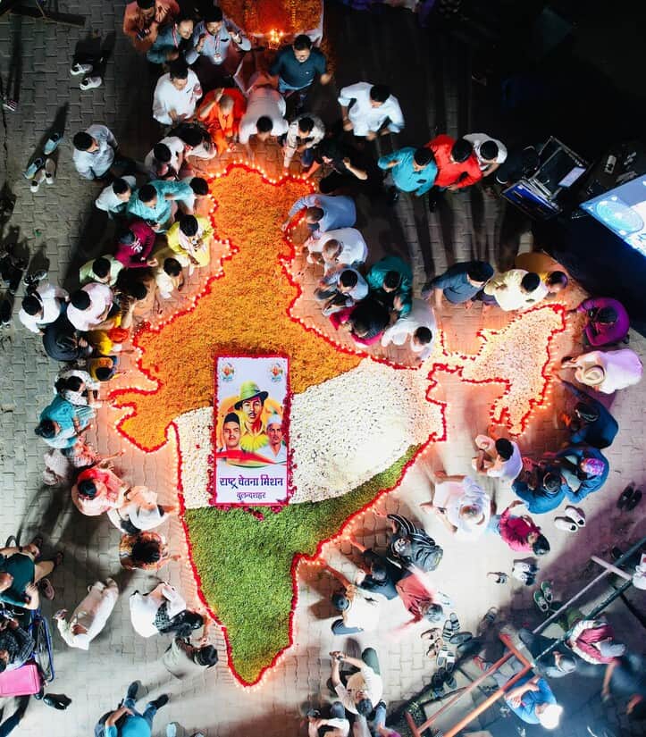 शहीद चौक पर बलिदान दिवस कार्यक्रम के दौरान दीपोत्सव में भाग लेते लोग स्रोत: संगठन