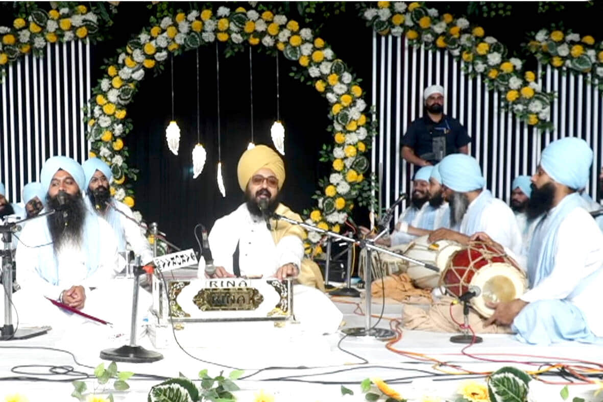 शहीदी दिवस पर आयोजित कार्यक्रम में शबद कीर्तन करता रागी जत्था। आयोजक