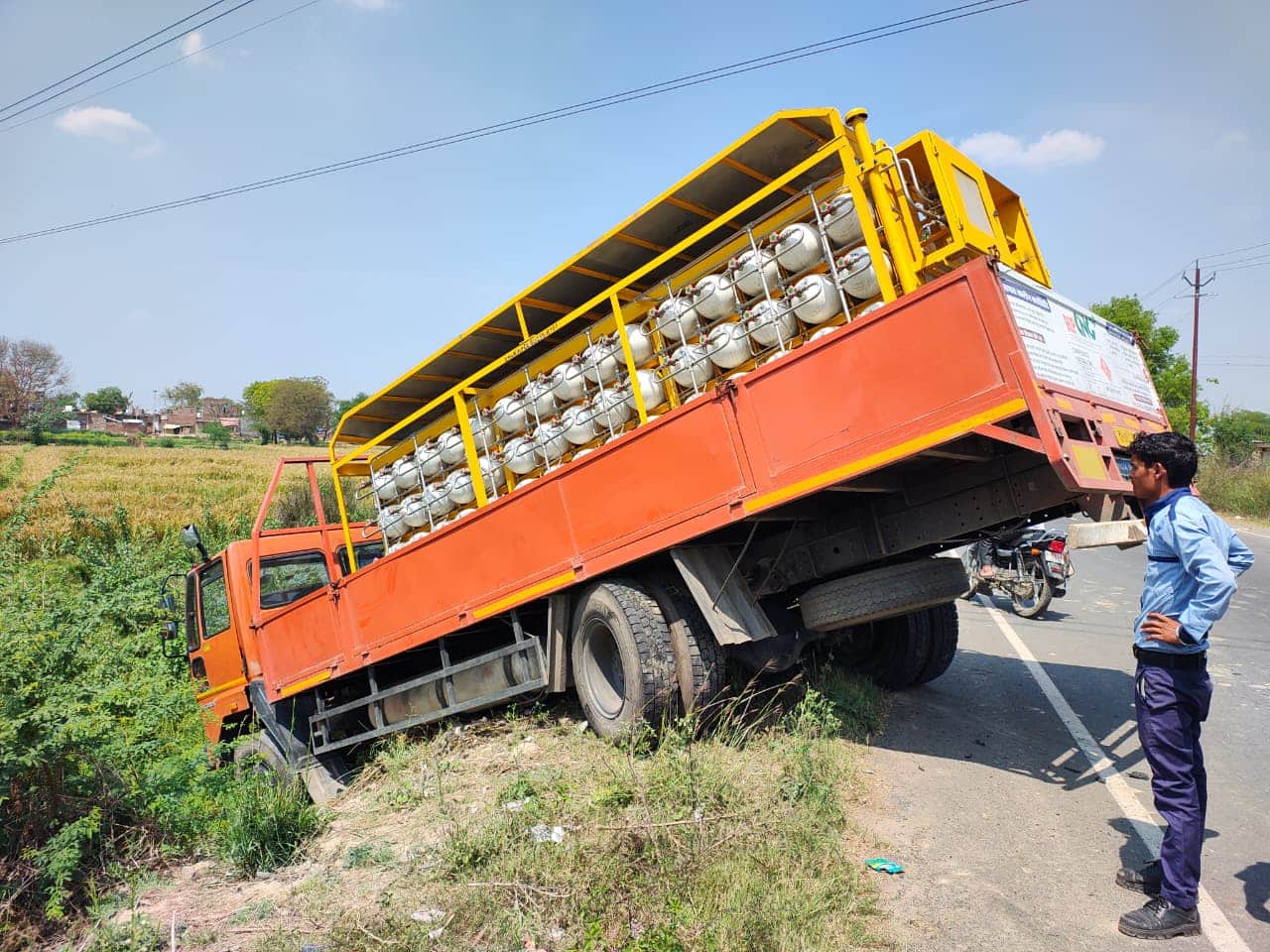 शिकोहाबाद रोड पर हादसे के खाई में घुसी सीएनजी से लदी कैंटर। संवाद
