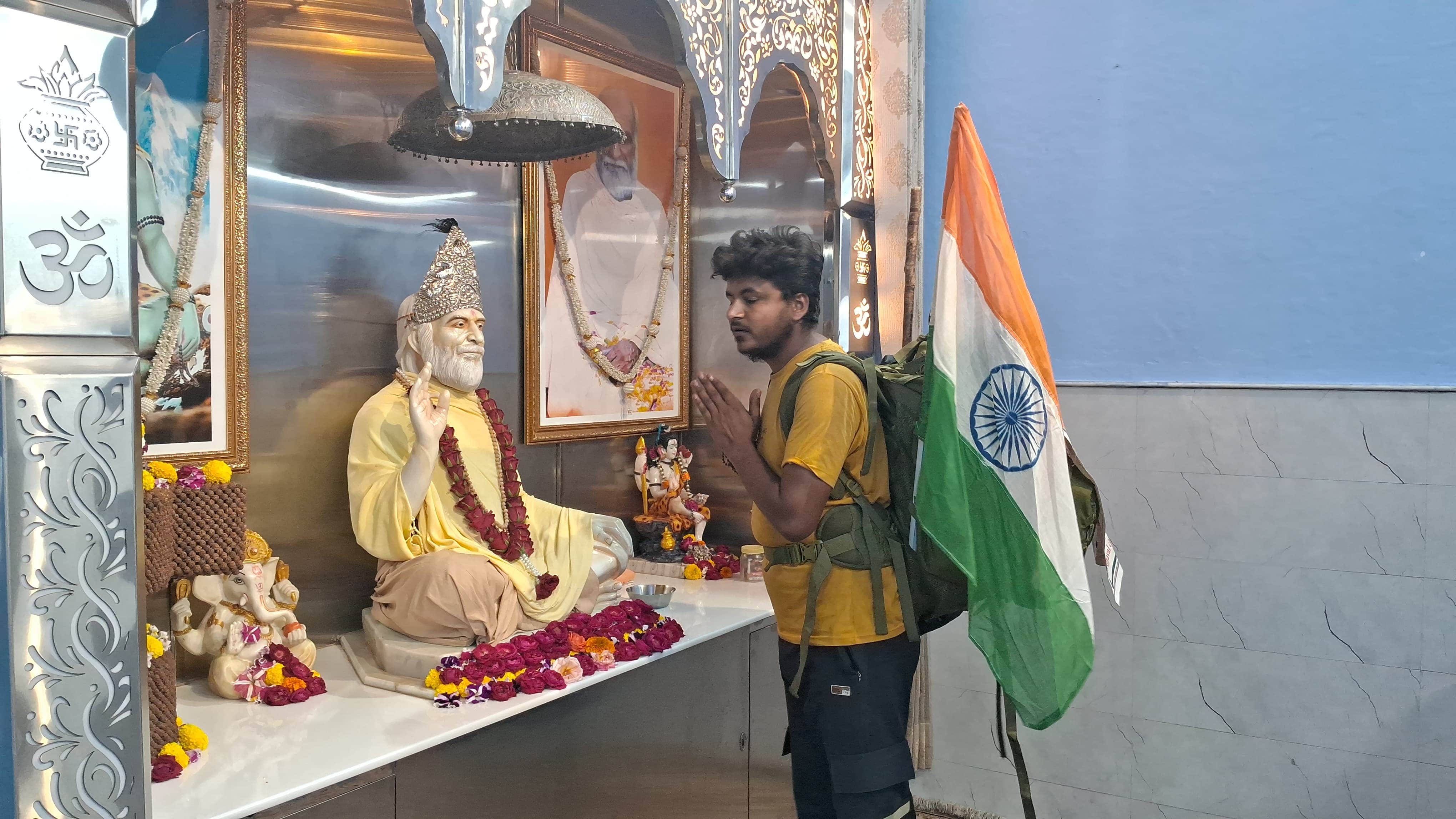 श्री बाबा तारा जी की समाधि पर शीश नवाते हुए धवल चौधरी। कांडा कार्यालय