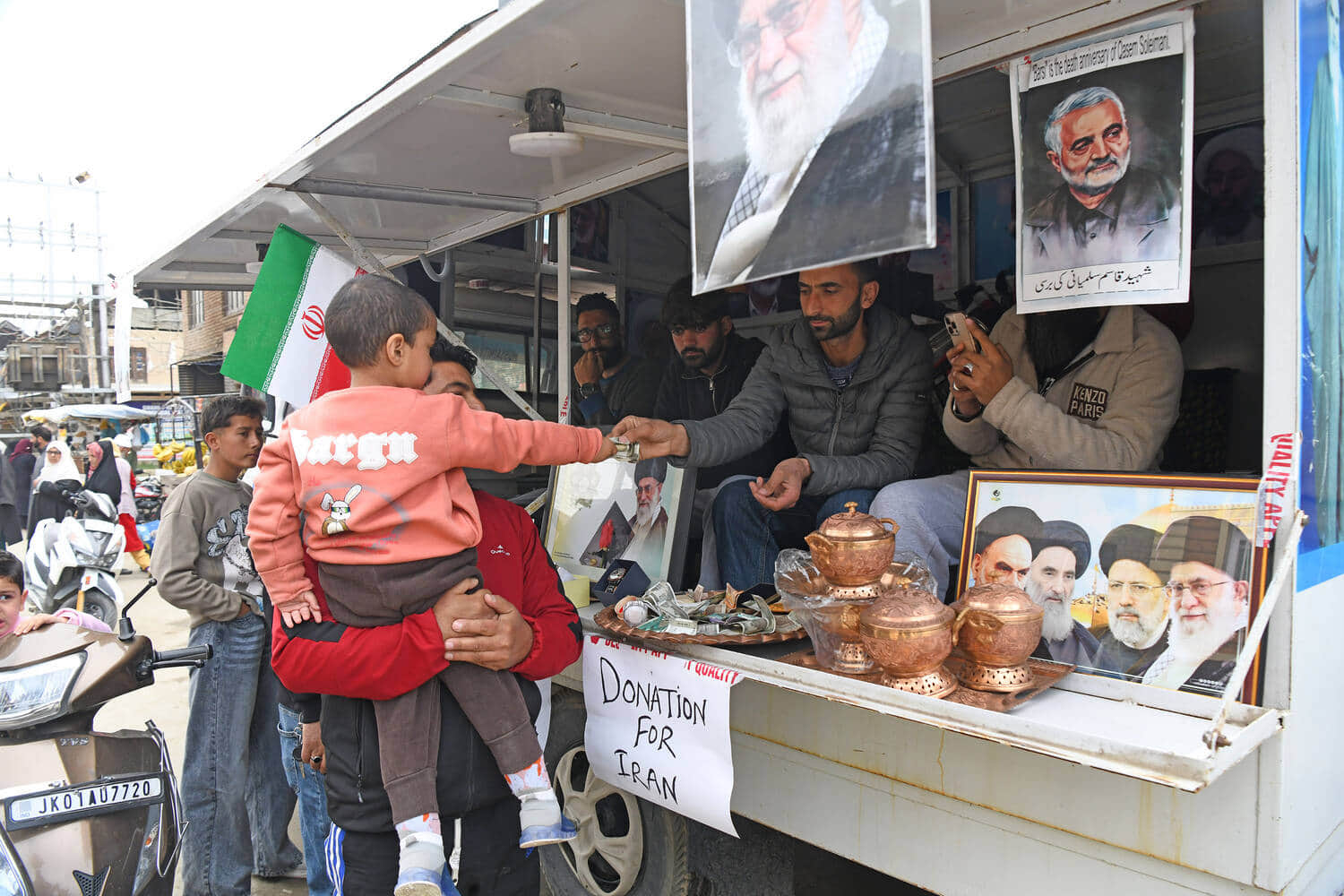 श्रीनगर में ईरान के लिए एकजुटता दिखाने के लिए दान देते लोग। संवाद