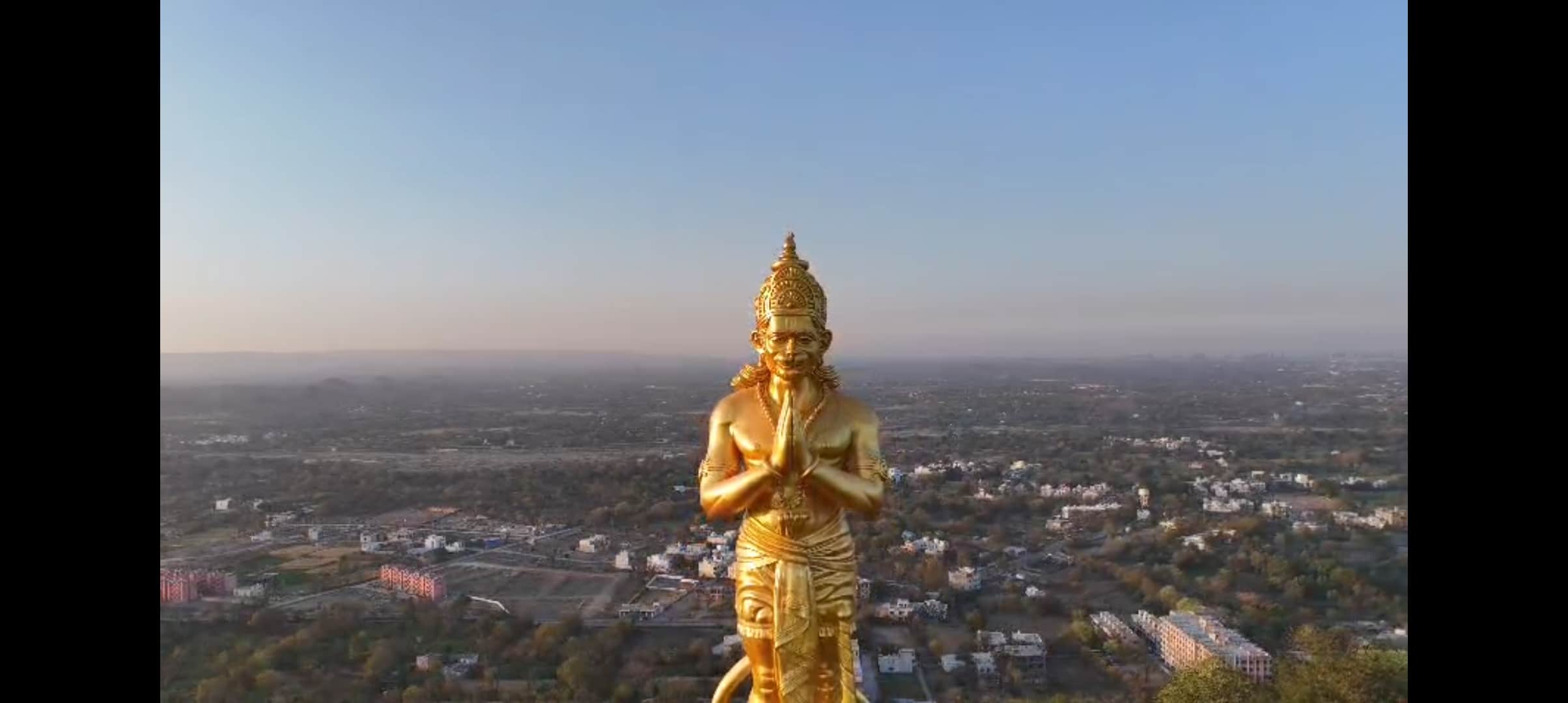 श्रीनाथजी में गिर्राज पर्वत पर 131 फीट ऊंची बालाजी की प्रतिमा