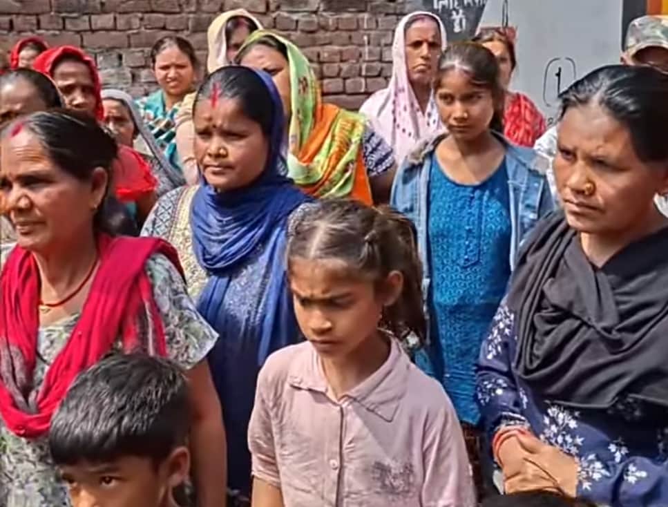 शिव कॉलोनी में टावर लगाने का विरोध करतीं महिलाएं। सोशल मीडिया