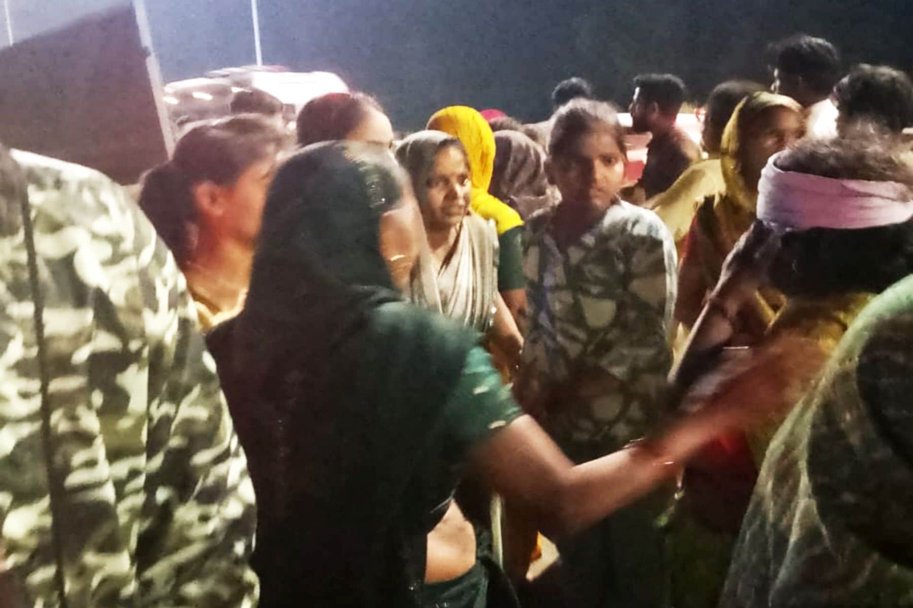 टूंडला -फिरोजाबाद हाईवे पर हादसे के बाद मौके पर मौजूद ट्रैक्टर ट्रॉली सवार श्रद्धालु महिलाएंसंव