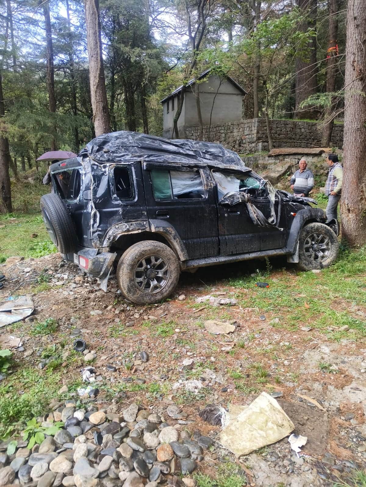 तुना में खाई में गिरी कार। स्त्रोत : जागरूक पाठक