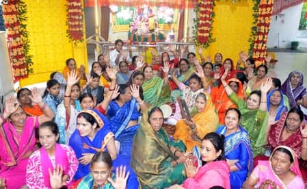 टाउनहॉल स्थित बाबा विश्वनाथ मंदिर में नवरात्र के पांचवें दिन माता स्कंदमाता का भजन-कीर्तन करती