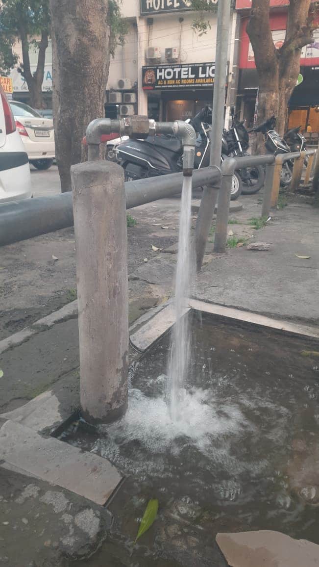 ताऊ देवी लाल पार्क के पास व्यर्थ बहता पानी। संवाद