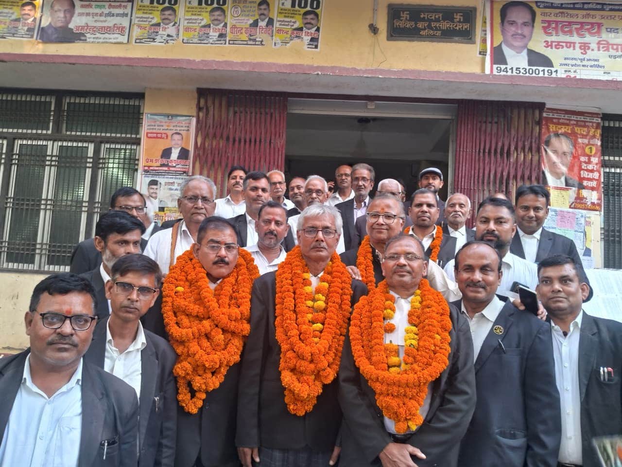 दि सिविल बार एसोसिएशन के चुनाव में नवनिर्वाचित पदाधिकारियों को माल्यार्पण कर स्वागत करते अधिव
