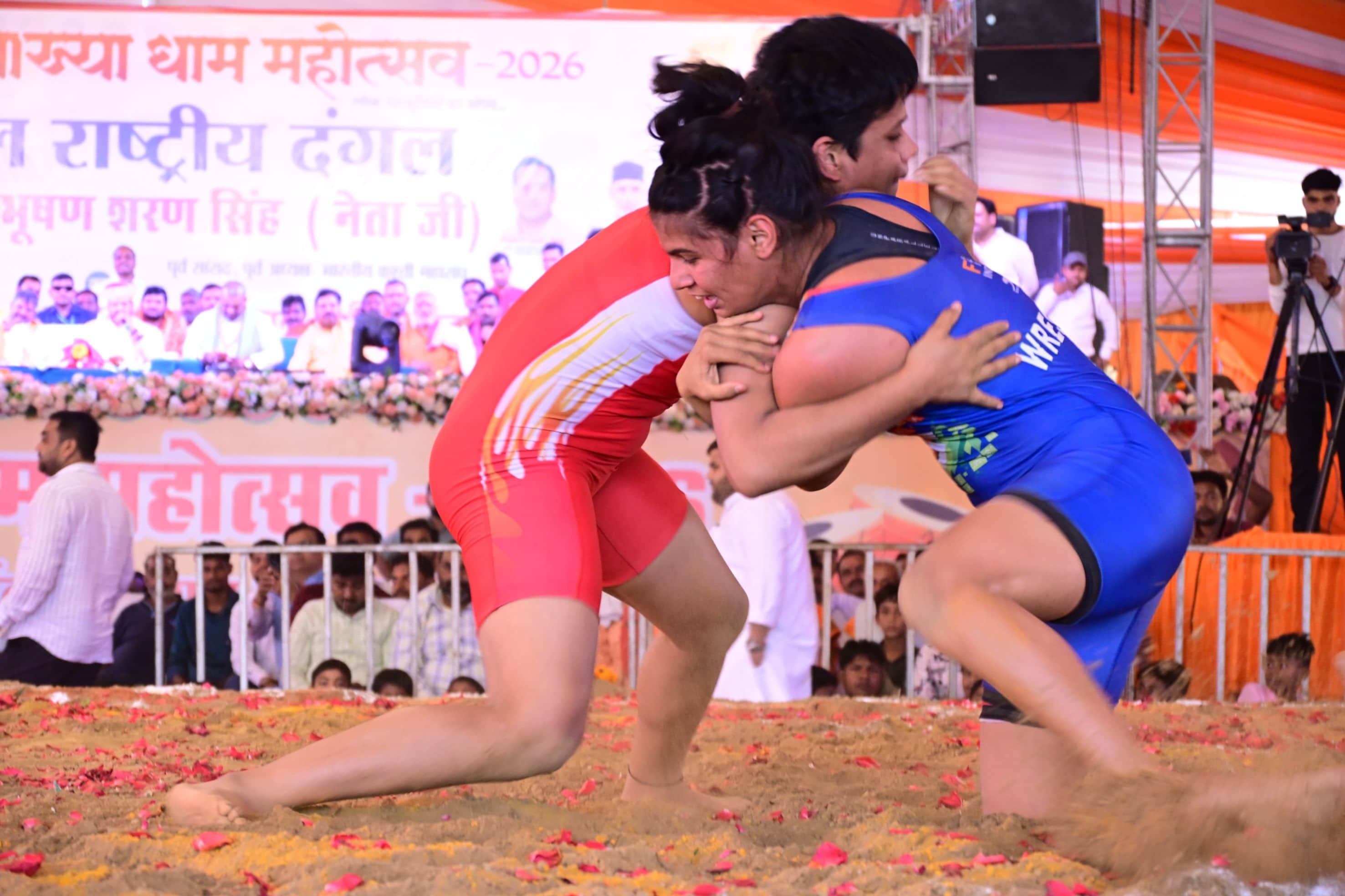 दंगल में दम दिखातींं महिला पहलवान।