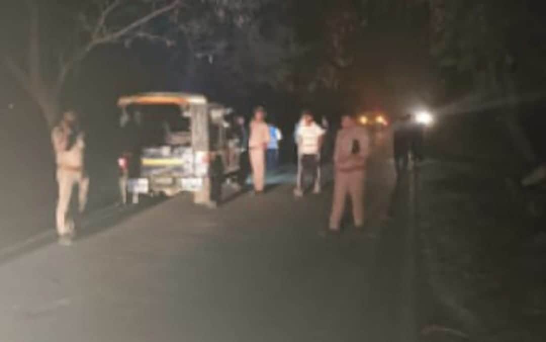 दुघर्टना के बाद मौके पर जुटी भीड़