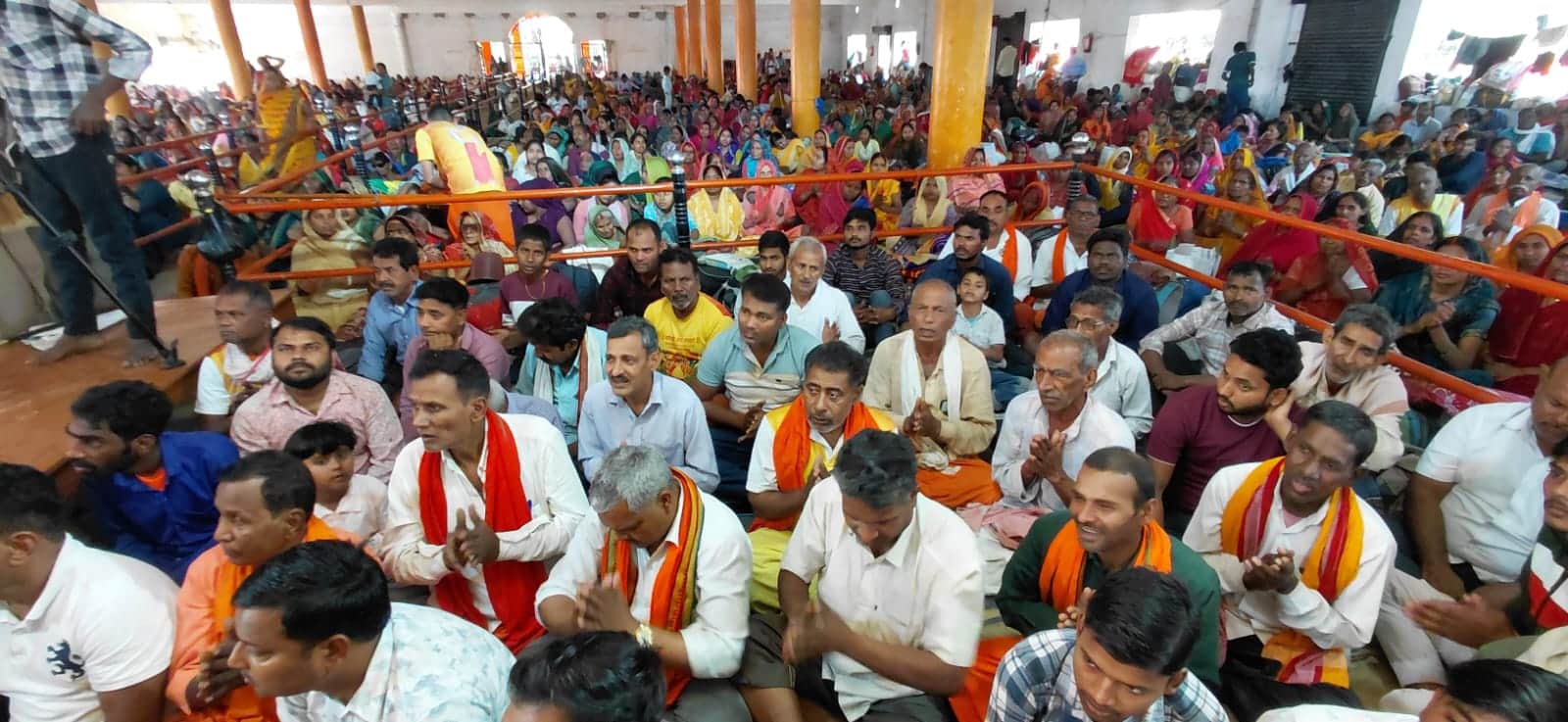 दोहरीघाट स्थित अंतर्राष्ट्रीय मातेश्वरी महाधाम पर आदि शक्ति अखंड महायज्ञ के पांचवे दिन उपस्थि