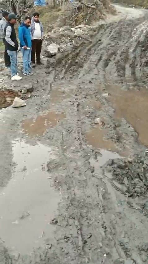 दलदल बनी दरकाली सडक़ पर जोखिमों भरा बना सफर। संवाद