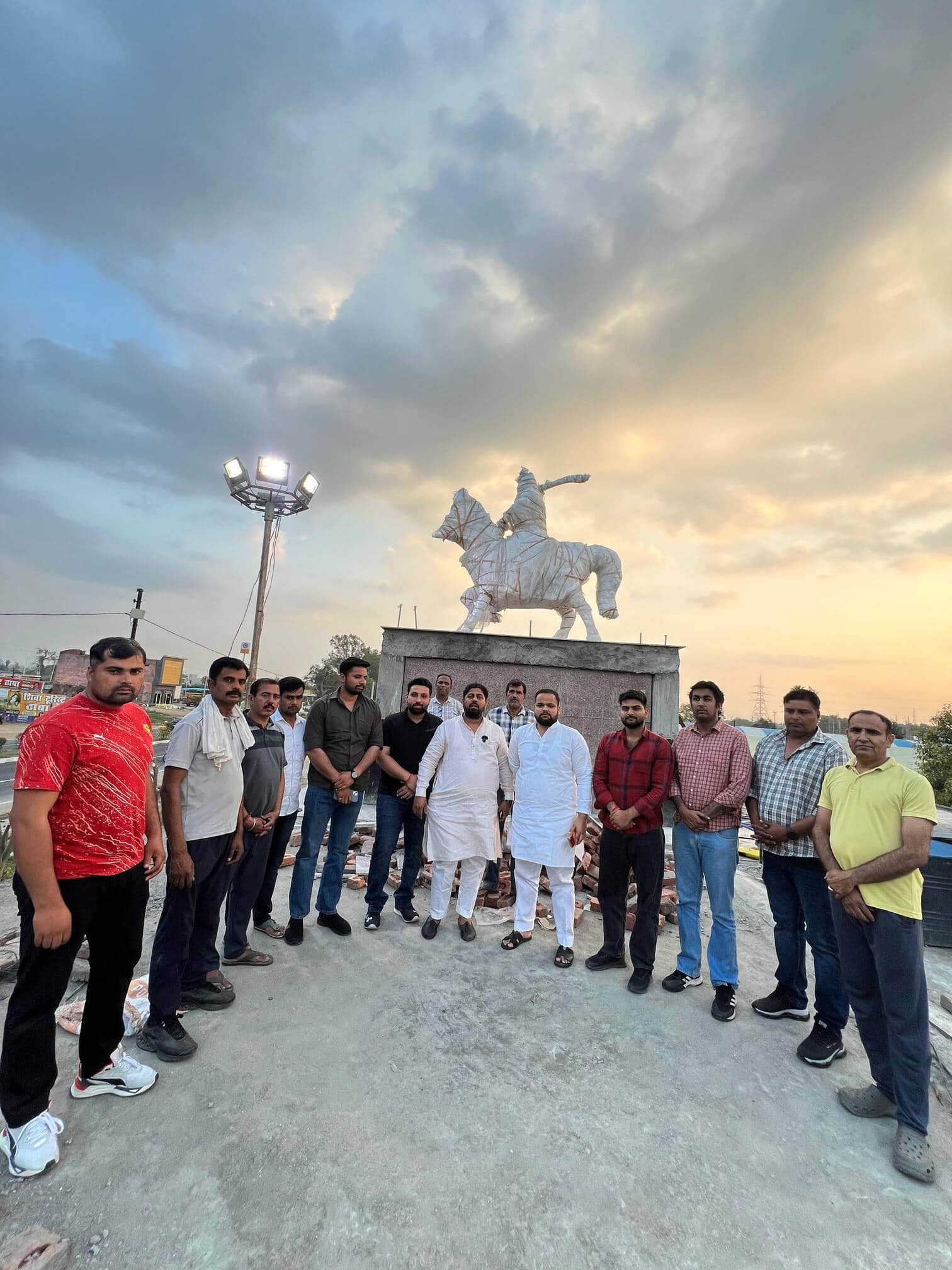 दौराला - सकौती में 29 मार्च को होने वाले महाराजा सूरजमल की प्रतिमा के अनावरण के लिए तैयारी में 