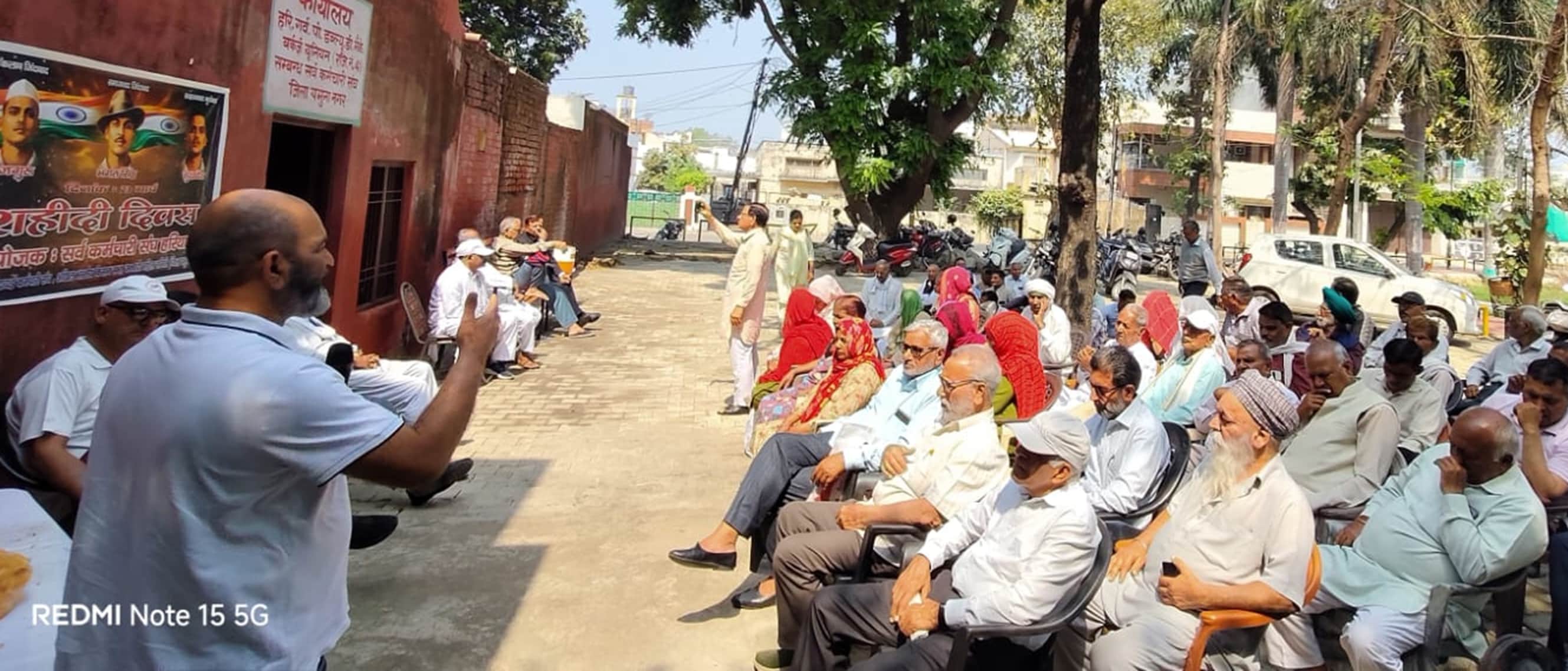 दशहरा ग्राउंड आयोजित गोष्ठी में विचार रखते वक्ता। स्वयं