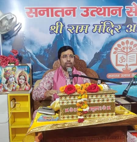 धामपुर में श्री राम मंदिर आश्रम सत्संग भवन में शिवमहापुराण कथा सुनाते आचार्य शशिकांत वशिष्ठ संव