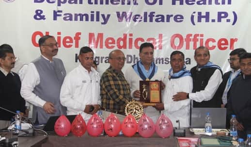 धर्मशाला में टीबी मुक्त भारत अभियान दो का शुभारंभ पर निक्षय मित्रों को सम्मानित करते हुए सीएम