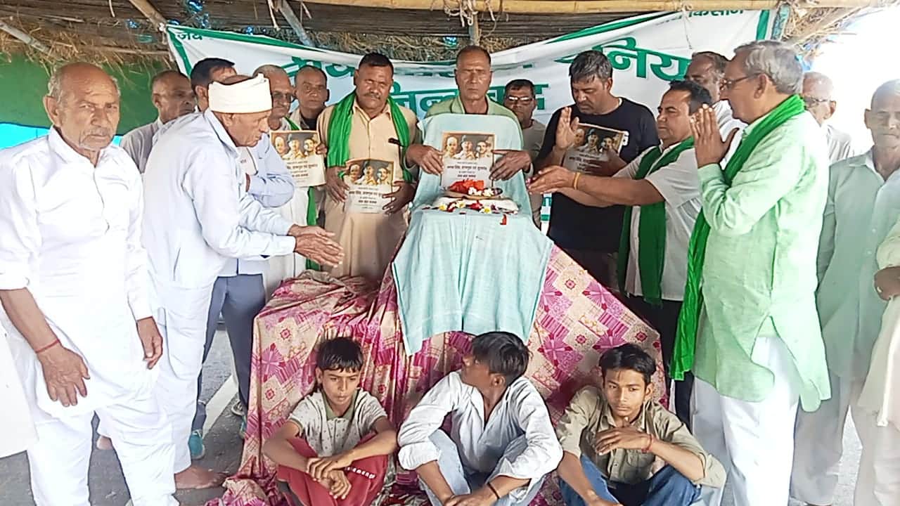 धरना स्थल पर शहीदों के चित्र को नमन करते किसान। संगठन