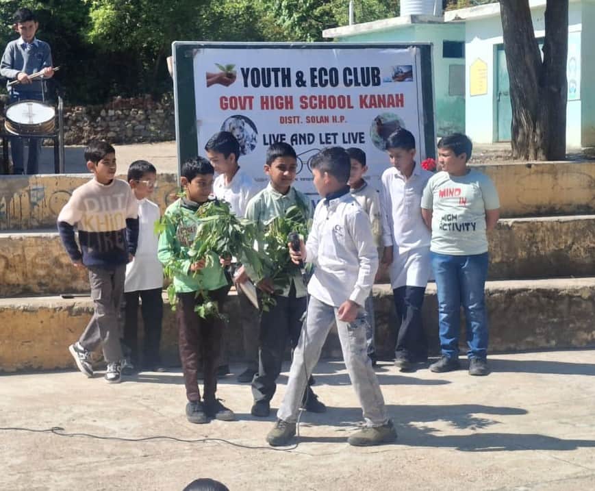 उच्च विद्यालय कनाह में नुक्कड़ नाटक से पर्यावरण का संदेश देते बच्चे। संवाद