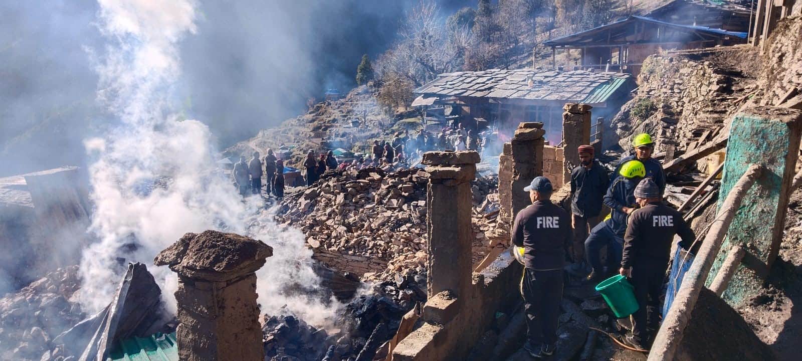 उत्तरकाशी के फिताड़ी गांव में हुई आग को बुझाते फयर सर्विस की टीम। स्रोत सूचना