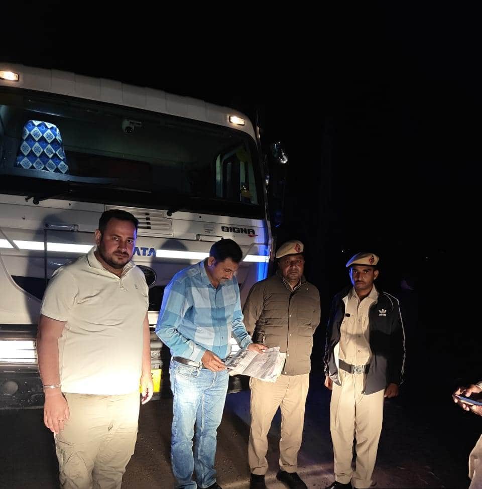 वाहन के कागजों की जांच करती विभाग की टीम। डीआईपीआरओ