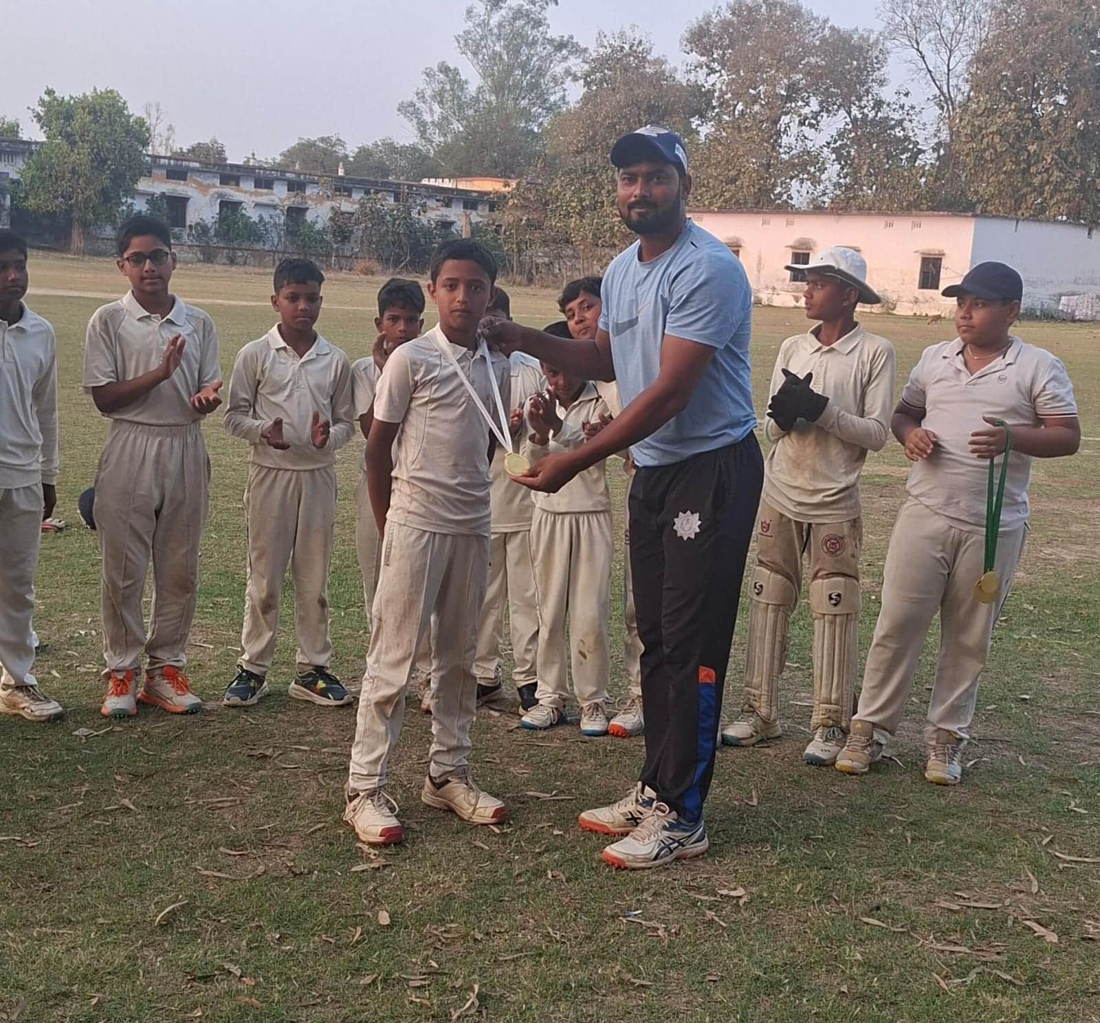 विजेता टीम खिलाड़ियों को सम्मानित करते कोच आलोक वर्मा स्रोत विभाग