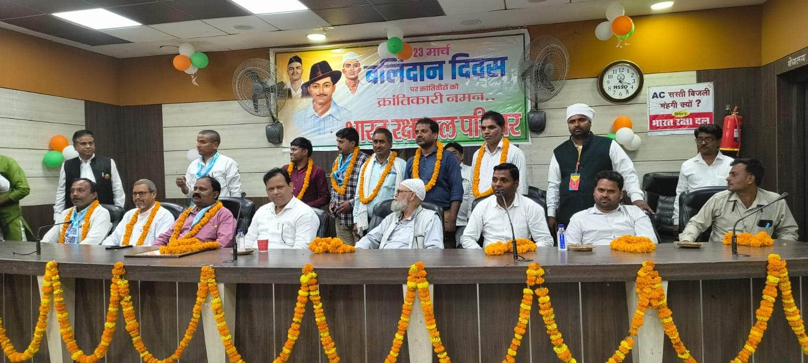 वीरों को नमन कार्यक्रम में उत्कृष्ठ कार्य करने वालों को सम्मानित करता संगठन। श्रोत-संगठन