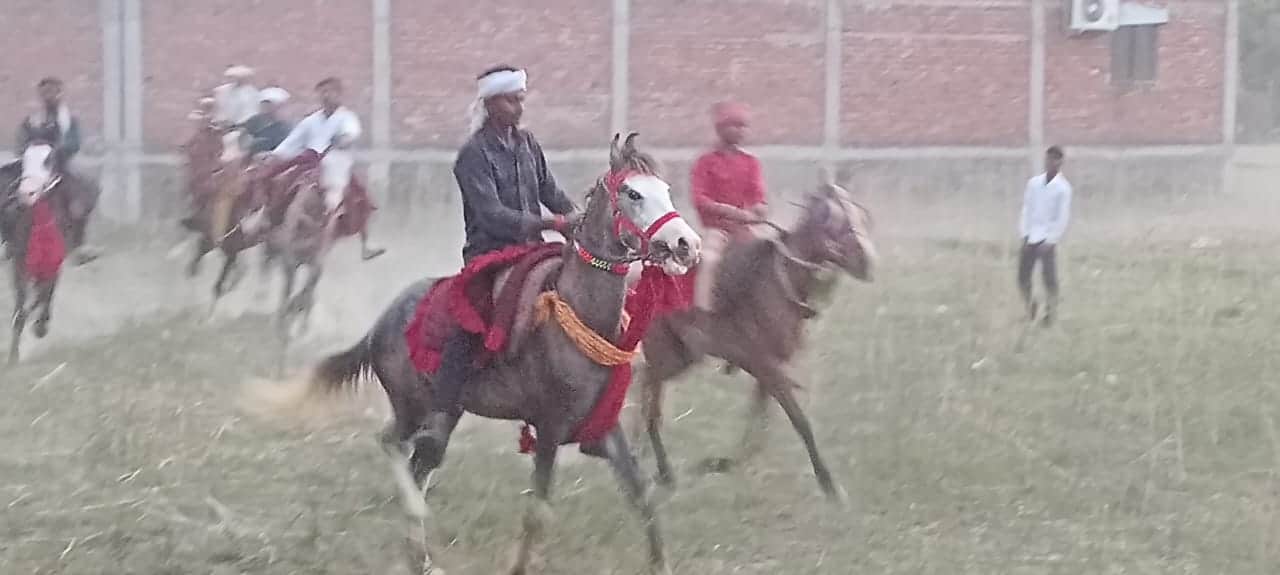 वाराणसी के परमानंदपुर मिनी स्टेडियम में घुड़दौड़ का अभ्यास किया गया। स्वयं