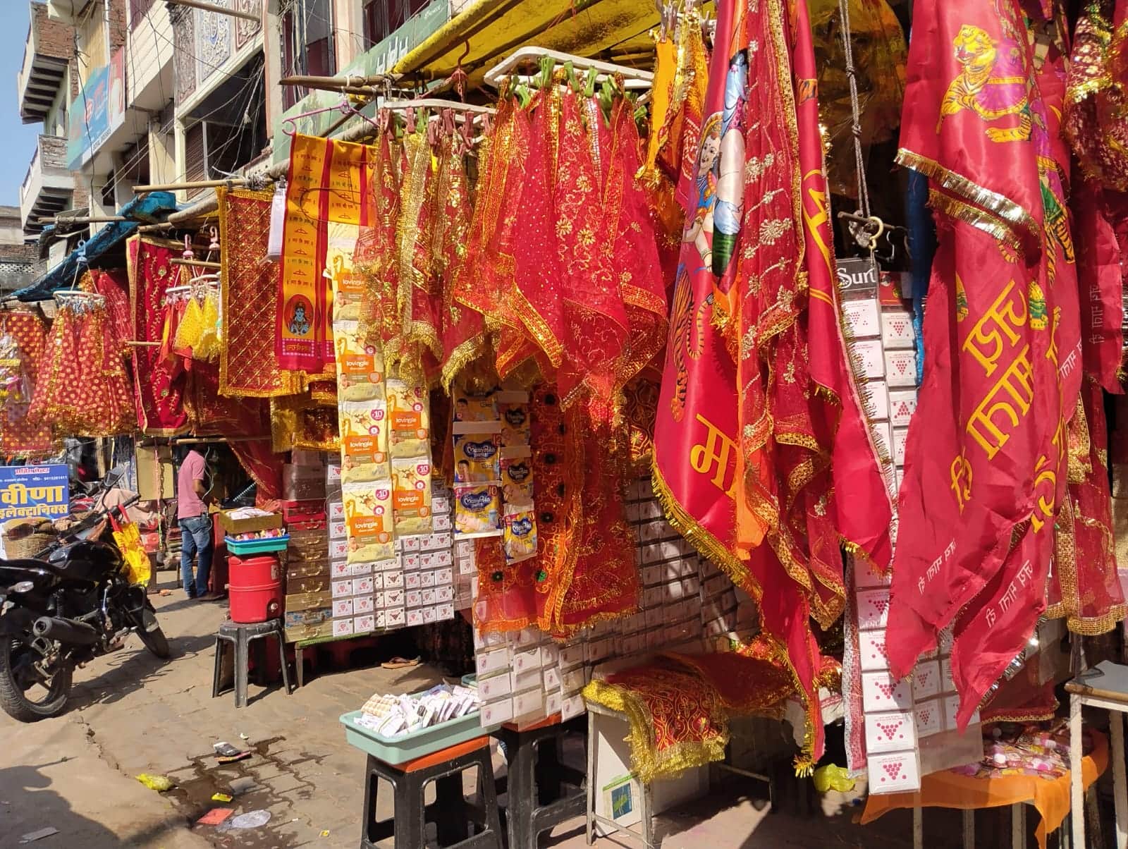 वासलीगंज आर्यकन्या रोड पर माता की चुनरी व पूजन सामग्रियों से सजी दुकानें।-संवाद।