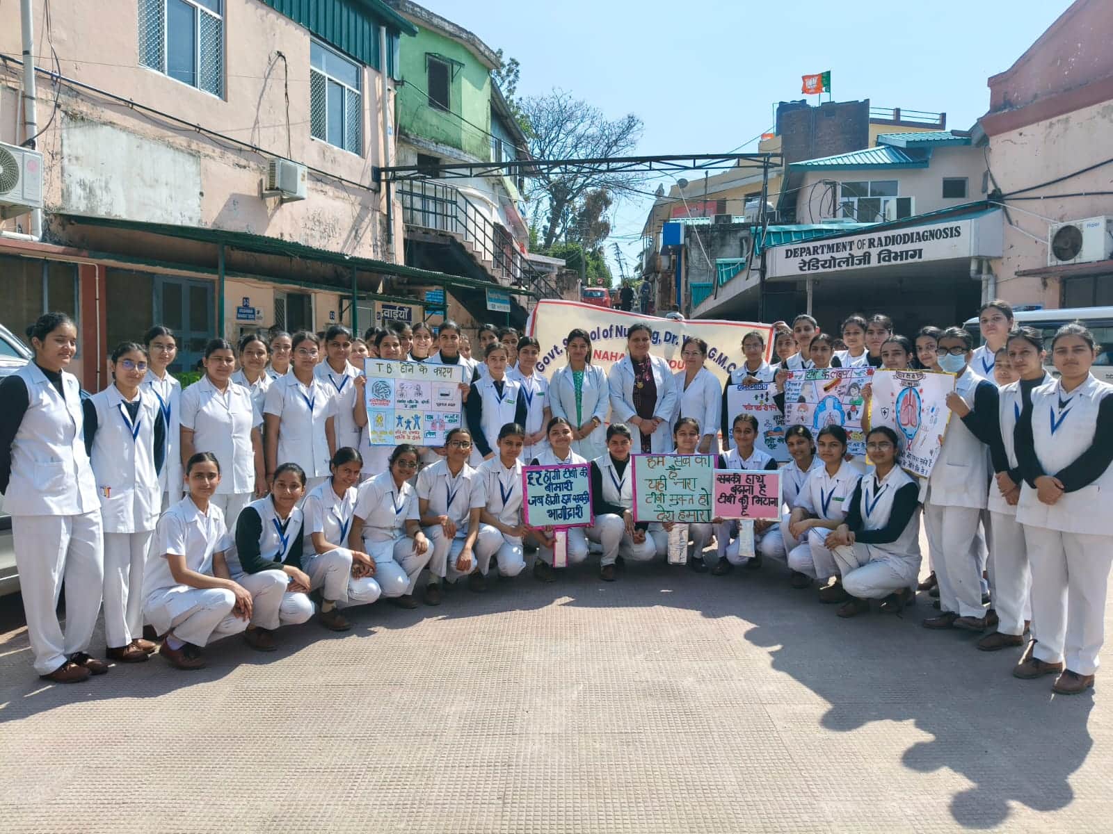 विश्व टीबी दिवस पर मेडिकल कॉलेज परिसर में जागरूकता कार्यक्रम के दौरान नर्सिंग स्कूल की प्रशिक्ष