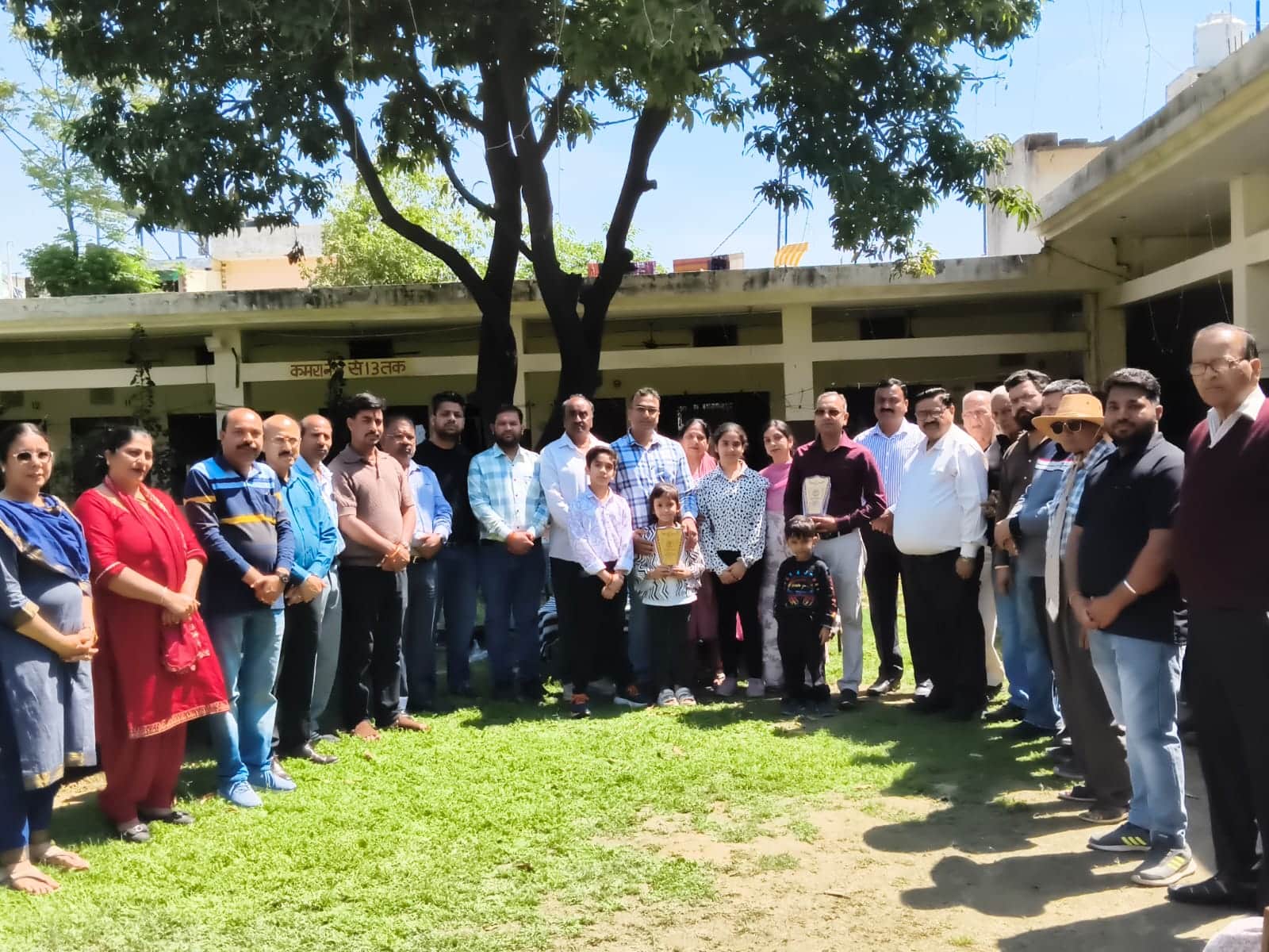 वृद्ध आश्रम में मौजूद संगठन के पदाधिकारी। स्वयं