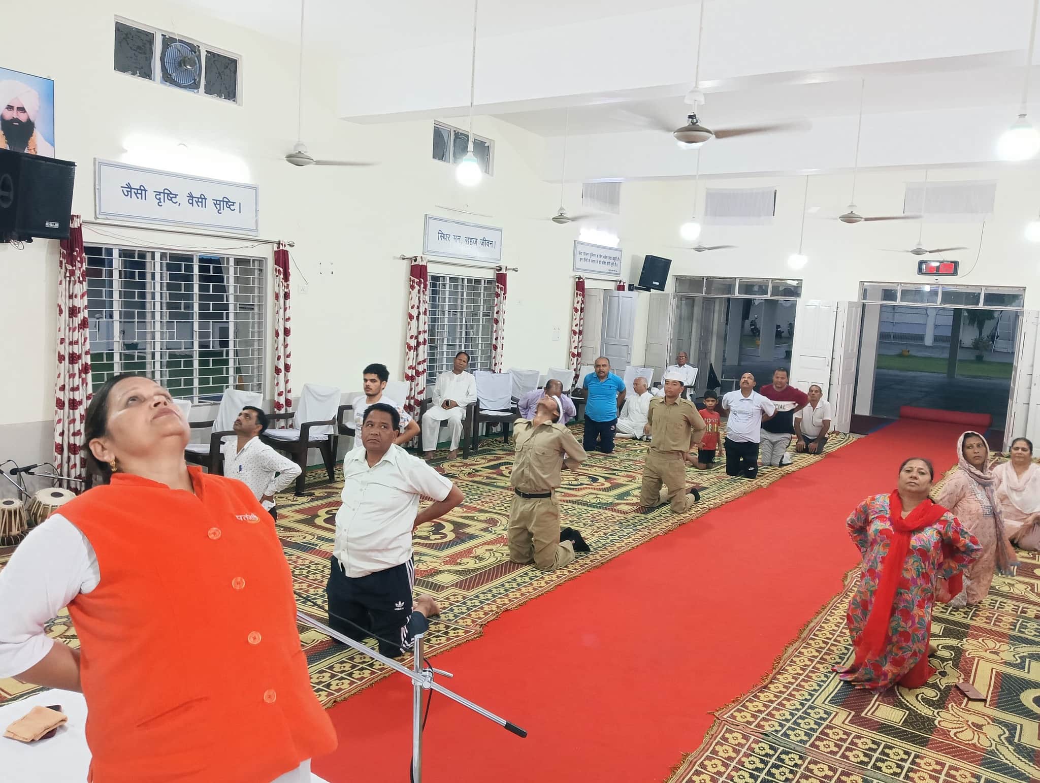 योग सीखातीं सुनीता वर्मा