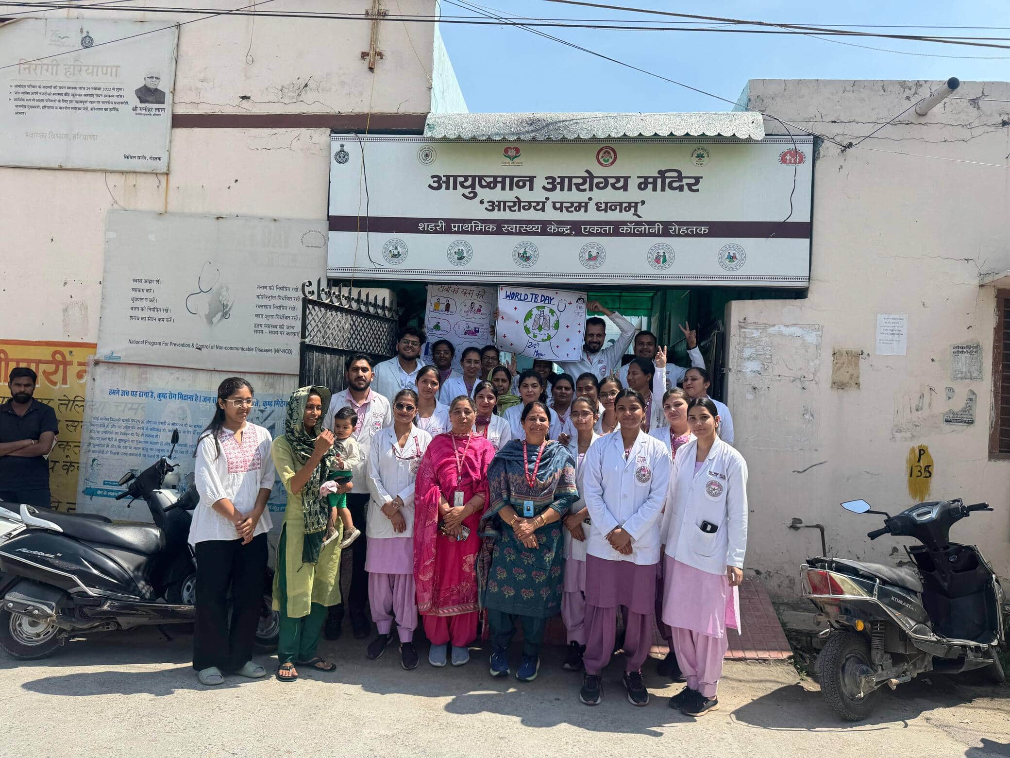 13-प्राथमिक स्वास्थ्य केंद्र एकता कॉलोनी में कार्यक्रम के दौरान उपस्थित विद्यार्थी व अन्य। स्र