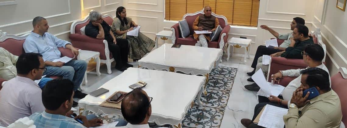 15-कैनाल रेस्ट हाउस में हुई प्री-बजट बैठक में मौजूद मेयर रामअवतार वाल्मीकि, नगर निगम आयुक्त डॉ.