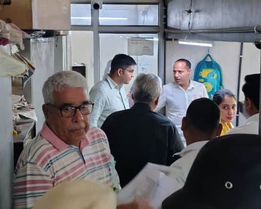 21-नागरिक सुविधा केंद्र में औचक निरीक्षण के दौरान लोगों से बातचीत करते नगर निगम आयुक्त डॉ. आनंद