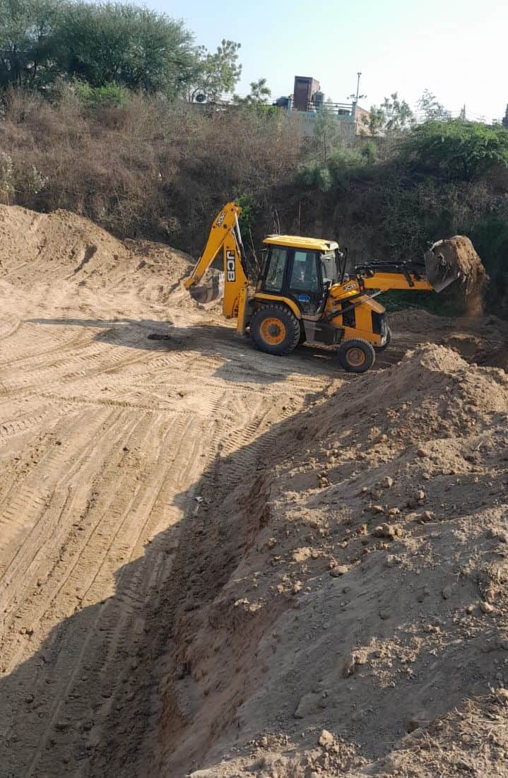 22-आंबेडकर पार्क में बूस्टर निर्माण कार्य शुरू करने के लिए मशीन से खोदाई करते श्रमिक। स्रोत : 