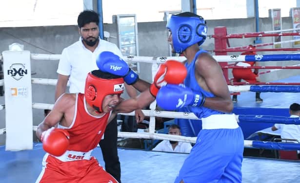 23-5वीं जूनियर बालक एवं बालिका हरियाणा स्टेट बॉक्सिंग चैंपियनशिप में एक-दूसरे को पंच मारते गुरप