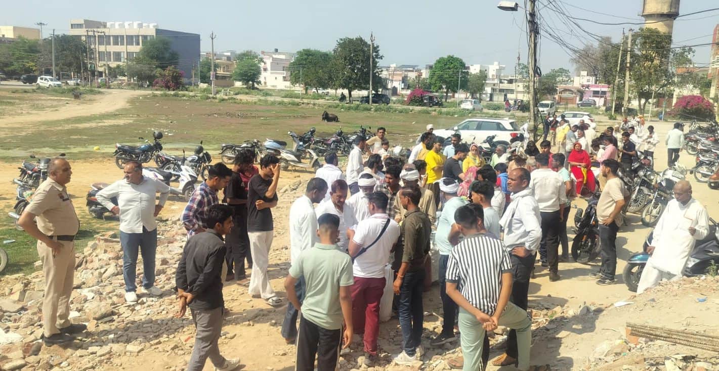 24जेएनडी04: गैस सिलिंडर लेने के लिए पुलिस के पहरे में लगी लाइन। संवाद