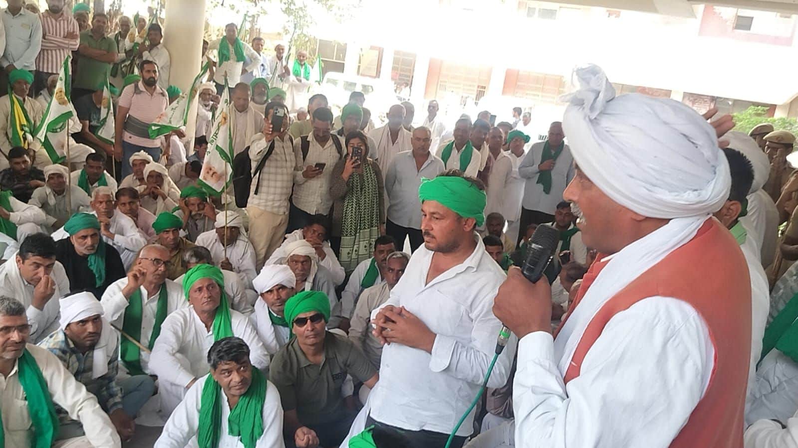 24जेएनडी13: डीसी कार्यालय के बाहर मांगों को लेकर नारेबाजी करते किसान। संवाद