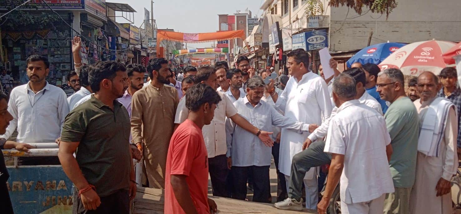 24जेएनडी21-टंकी तोड़ने के विरोध में सड़क जाम करते हुए दुकानदार। संवाद