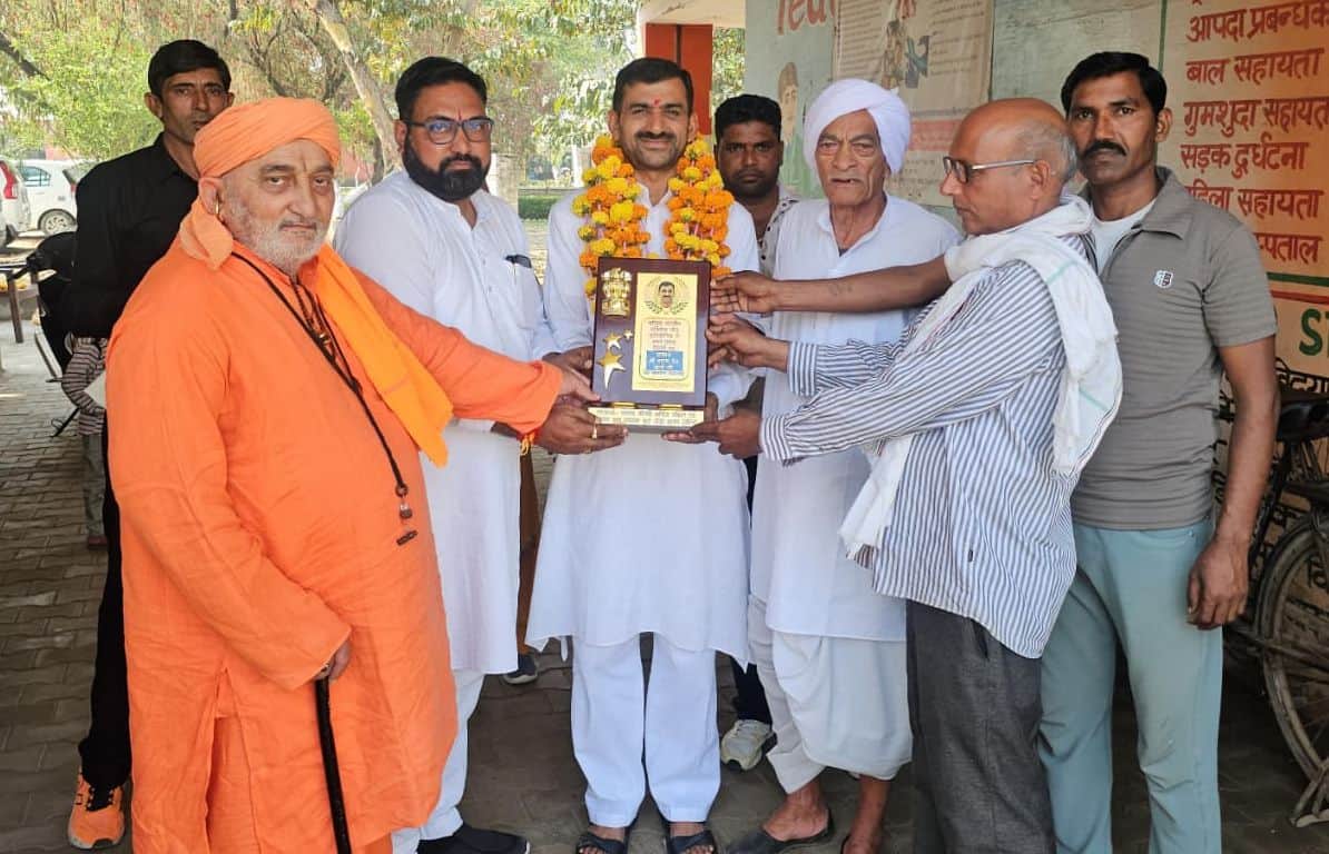 24जेएनडी22-प्राचार्य श्याम देव आर्य को सम्मानित करते हुए ग्राम पंचायत। स्रोत: ग्रामीण