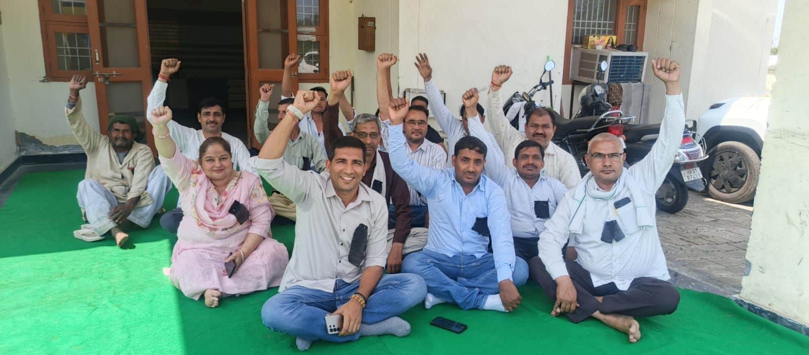 24जेएनडी23-मार्केट कमेटी कार्यालय में धरना देते कर्मचारी। स्रोत संवाद