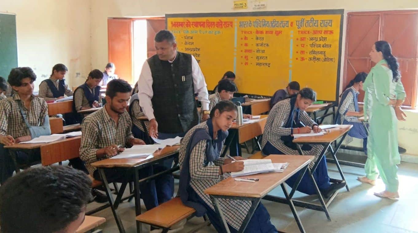 24जेएनडी24-बोर्ड परीक्षा केंद्र का निरीक्षण करते उपाध्यक्ष सतीश शाहपुर। स्रोत प्रशासन